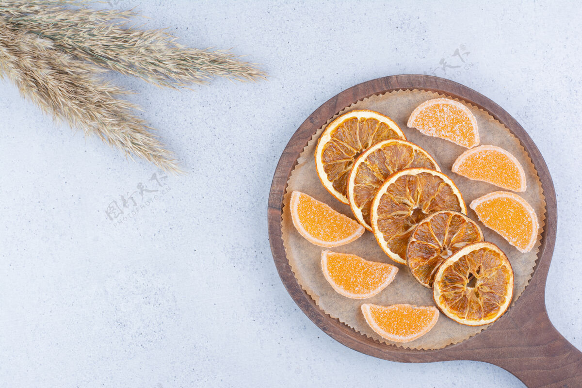 果酱把橘子片和果酱放在木板上干的美味甜食