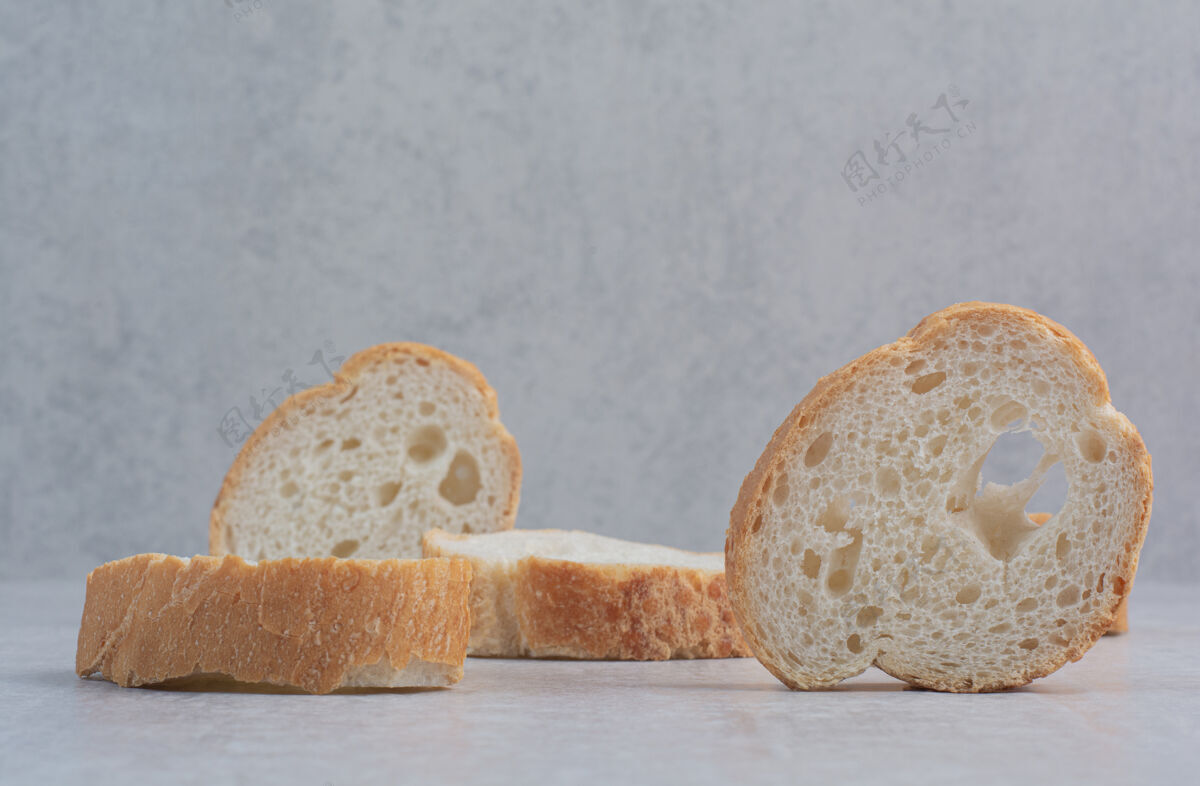 面包大理石背景上的圆形新鲜白面包面包糕点新鲜的