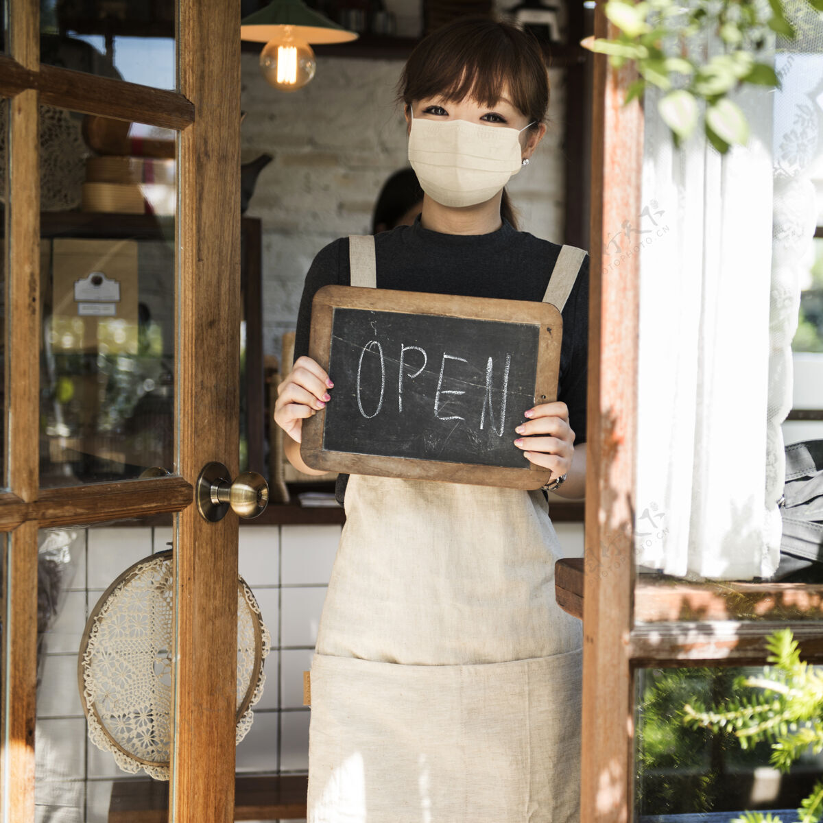 零售咖啡馆里戴着口罩的日本咖啡师面具企业家欢迎