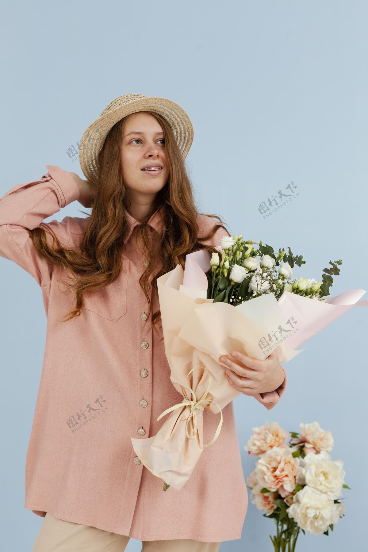 安排优雅的女人摆着一束春花的正面图季节春天花