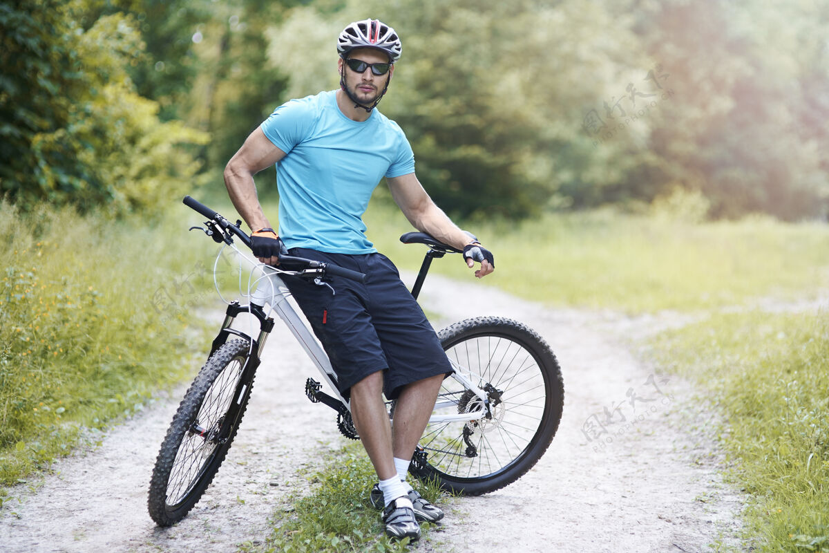 服装自行车上的休闲活动自行车防护运动服自行车