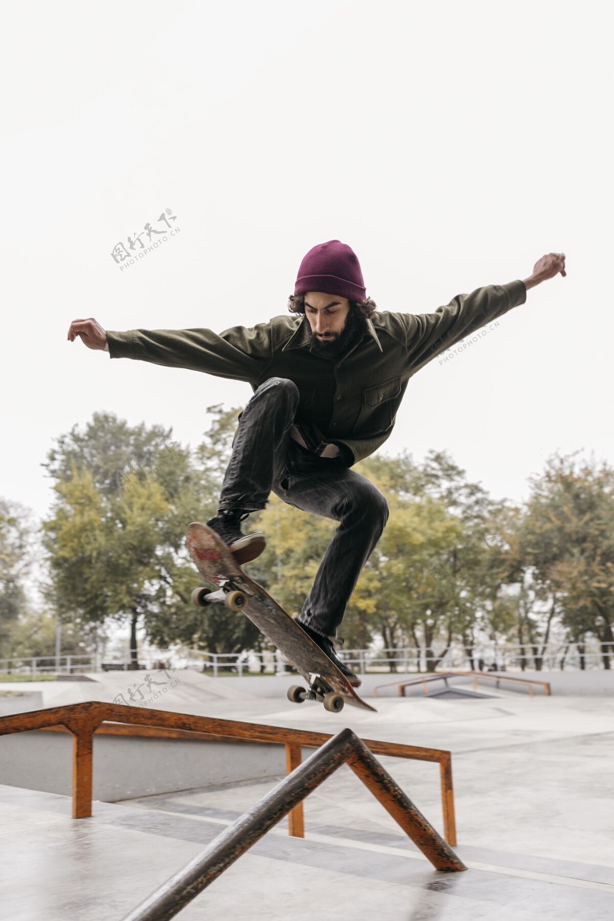 爱好在市立公园玩滑板的人体育男性滑板