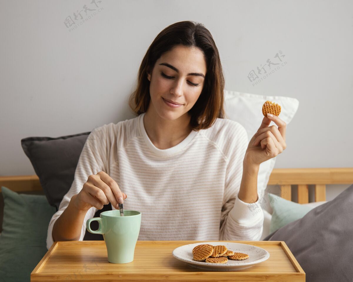 度假女人在家吃饭喝咖啡的正面图娱乐逗留女人