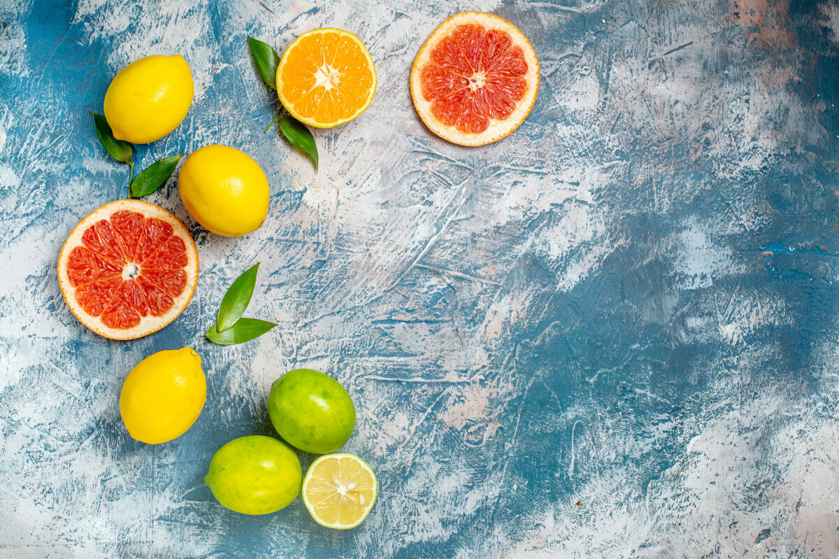 水果俯视图切割葡萄柚柠檬上蓝白表面自由的地方视图柠檬维生素