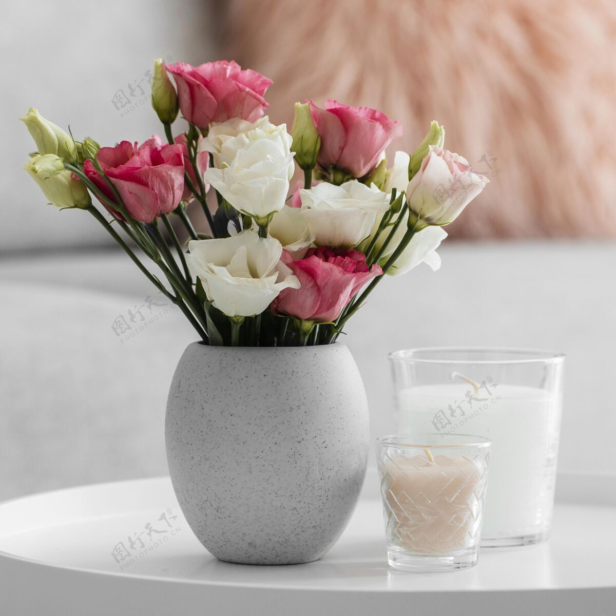 蔬菜一束玫瑰花放在蜡烛旁边的花瓶里分类季节花