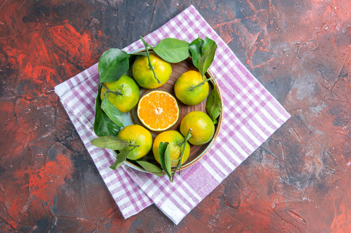 芒果顶视图新鲜的柑橘在碗上厨房毛巾上暗红色的表面自由空间柠檬观点新鲜的普通话