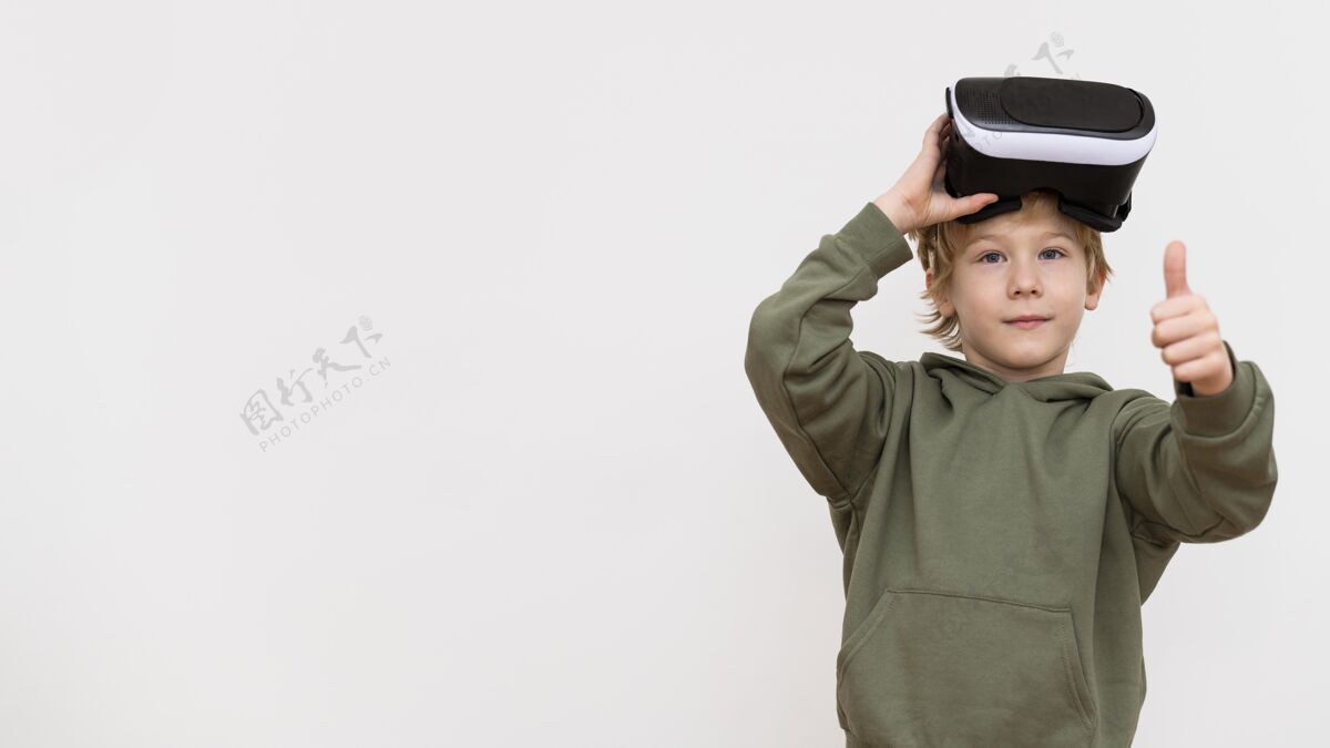 虚拟现实小男孩用虚拟现实耳机竖起大拇指娱乐竖起大拇指男孩