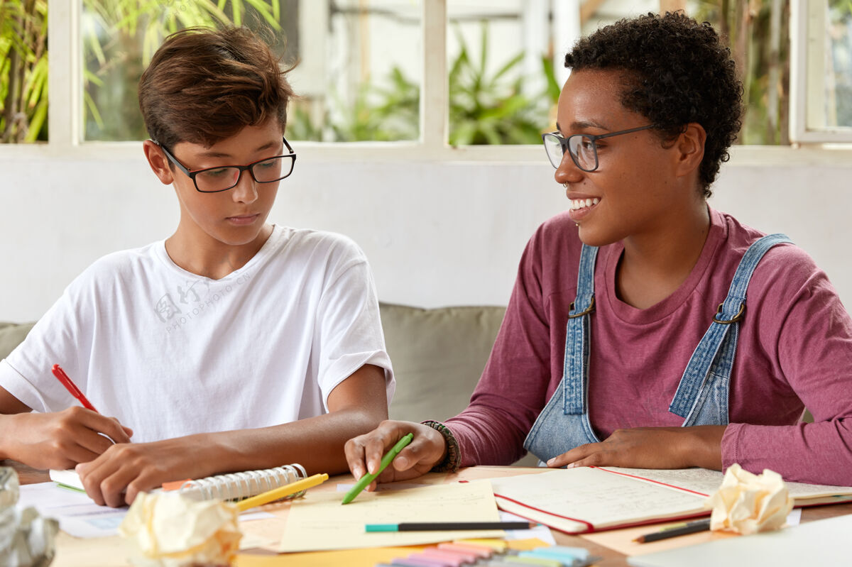 眼镜图为混血女年轻女子并肩坐在餐桌旁解决方案组织者写作
