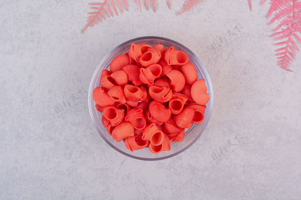 红色新鲜的红色生菜放在白色表面的玻璃盘上生的生的玻璃杯