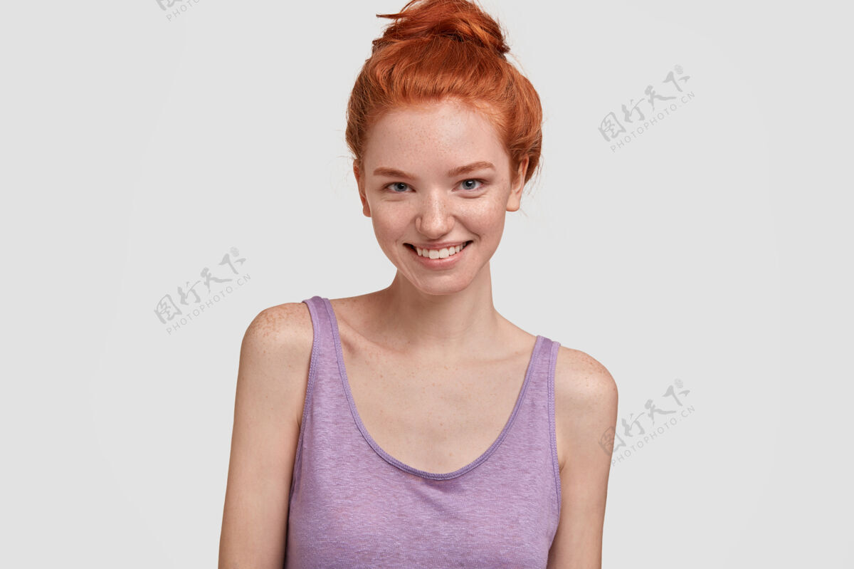水平美丽的红发女性 皮肤上有雀斑温柔健康生姜