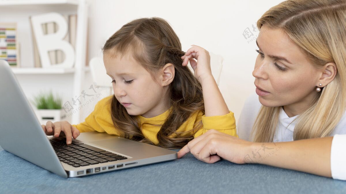 女人妈妈教女儿如何使用笔记本电脑女孩年轻人业余爱好