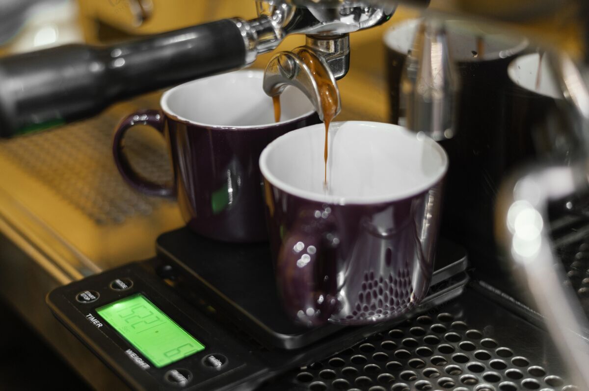 咖啡馆带杯子的专业咖啡机专业职业工作