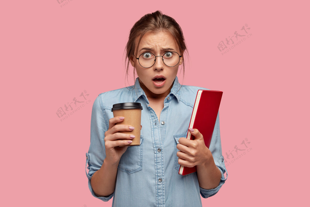 姿势困惑情绪的学生戴眼镜女学生女性咖啡