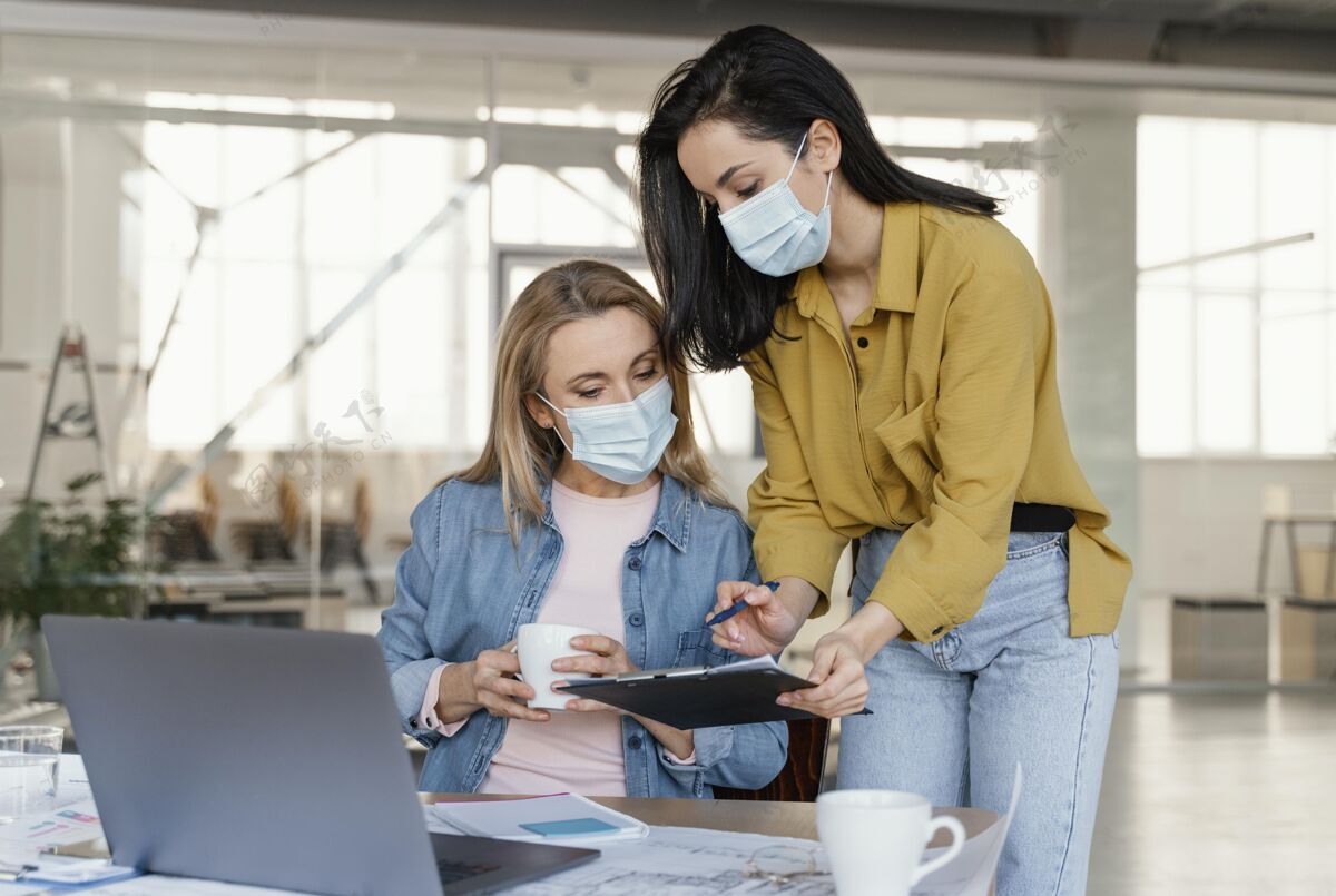工人上班时戴着医用口罩的女商人面具商业女人女性