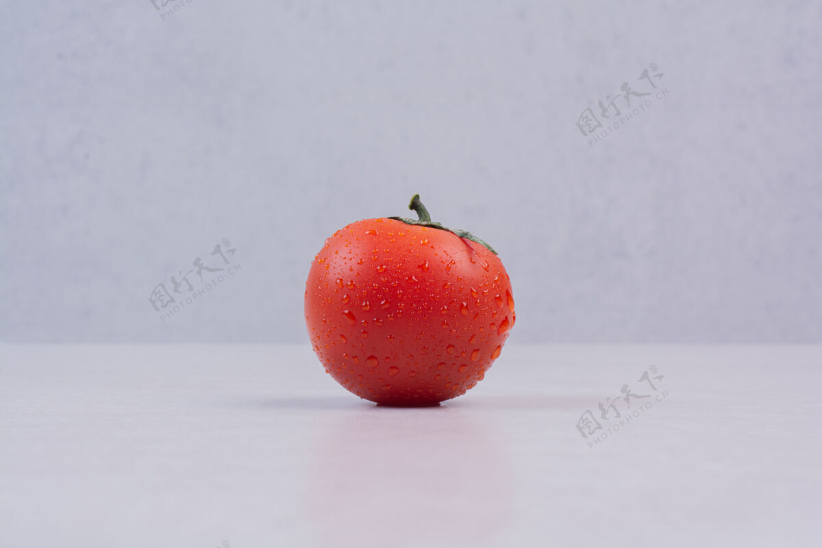 成熟新鲜的红色番茄在白色的表面顶视图生食用