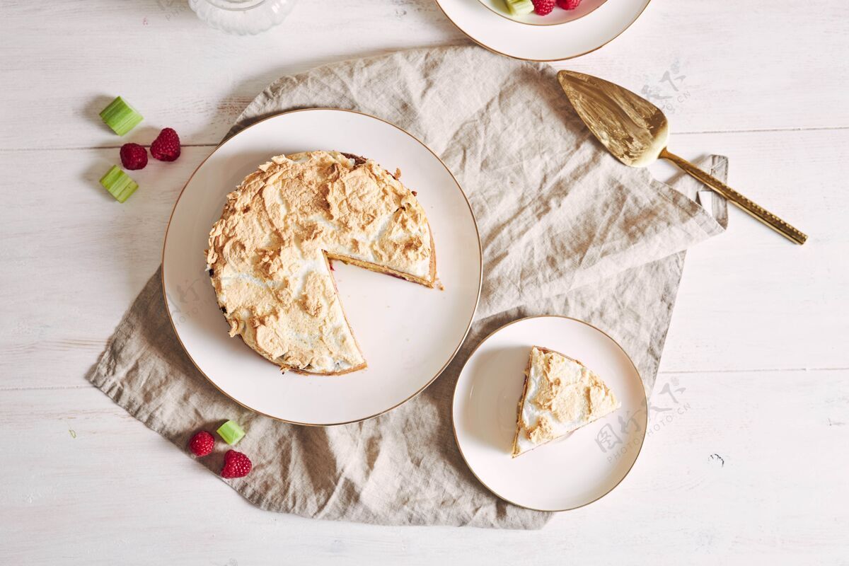 覆盆子美丽美味的树莓大黄蛋糕 配料放在桌上甜点美味奶油