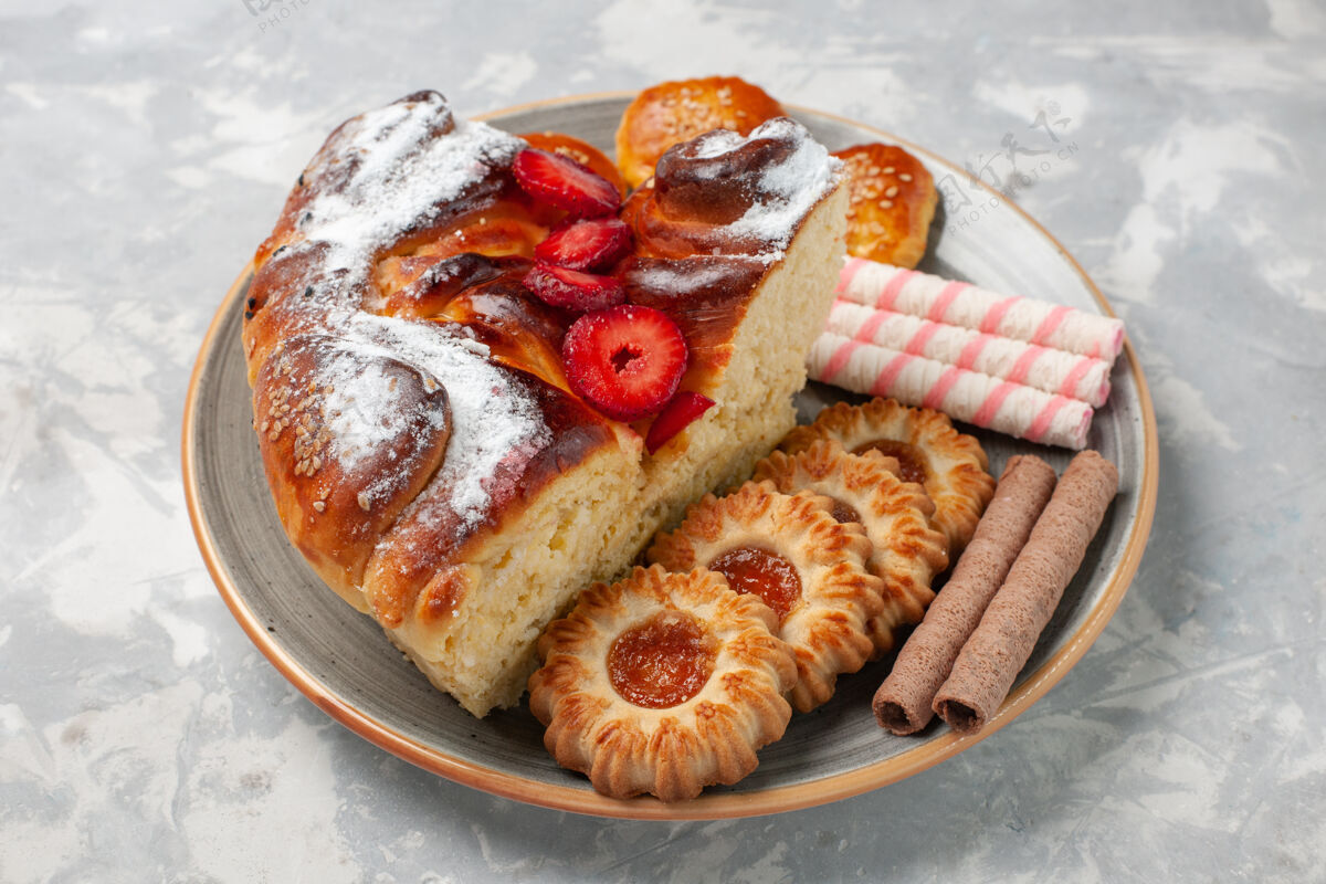 蛋糕白色桌子上有美味的草莓蛋糕和小饼干饼干晚餐草莓