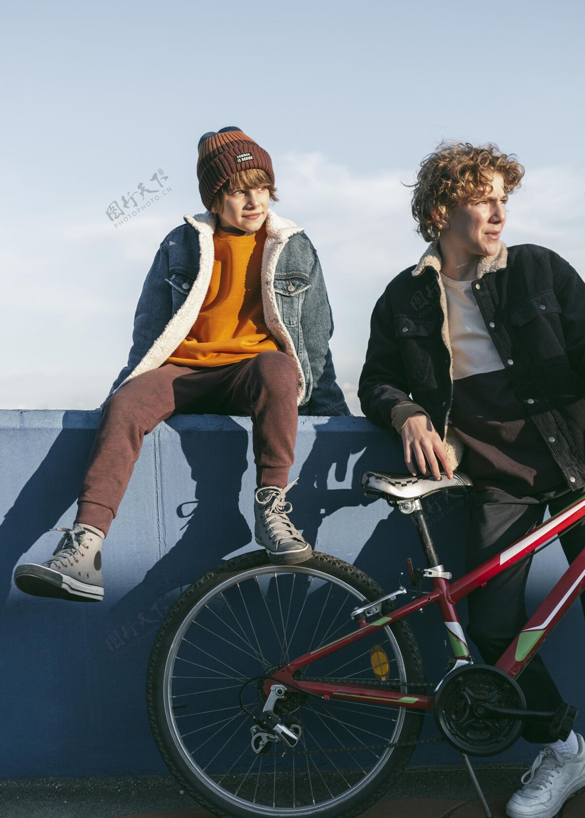 年轻外面有骑自行车的孩子孩子垂直活跃