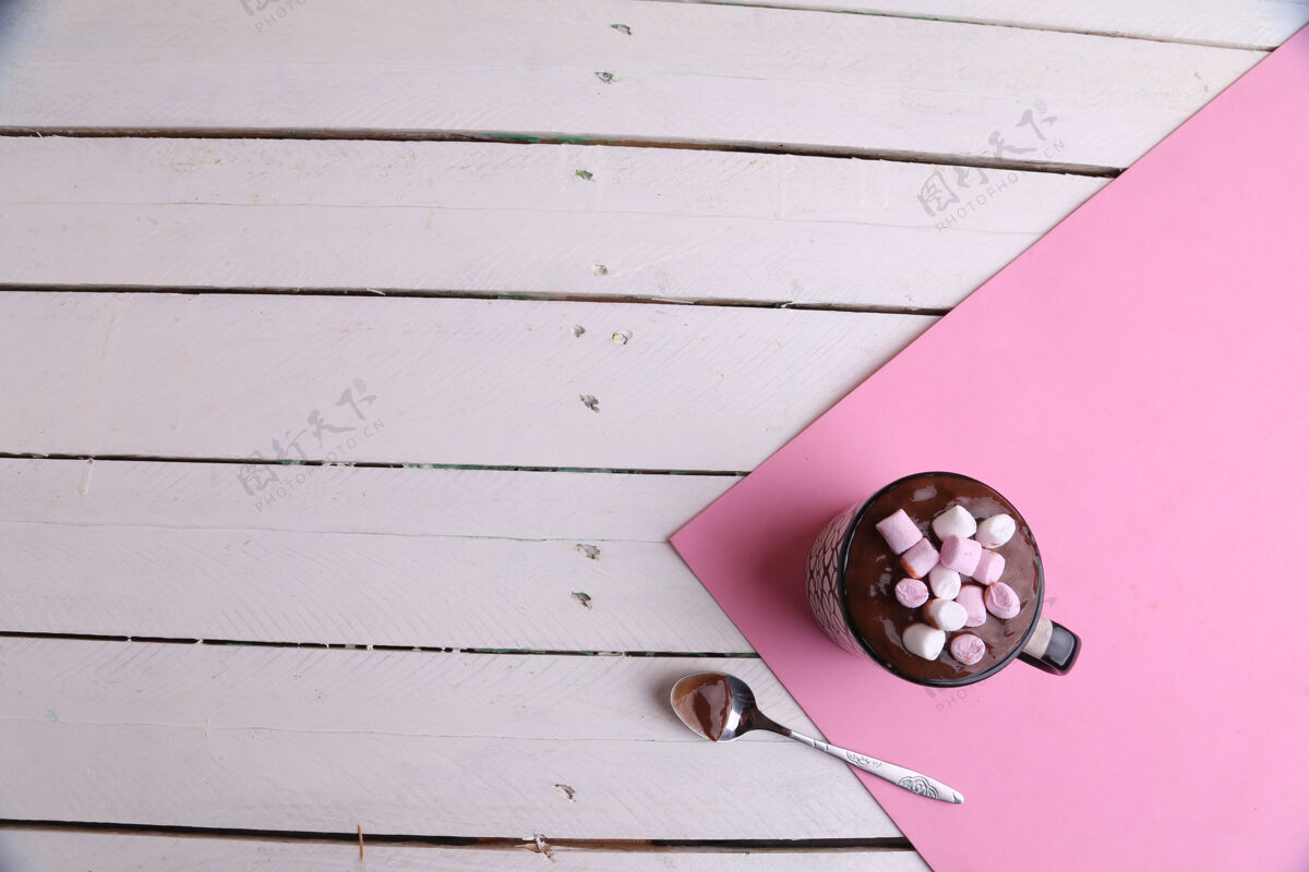 巧克力一杯热巧克力加棉花糖和一个勺子放在餐桌上的俯视镜头饮料糖糖果