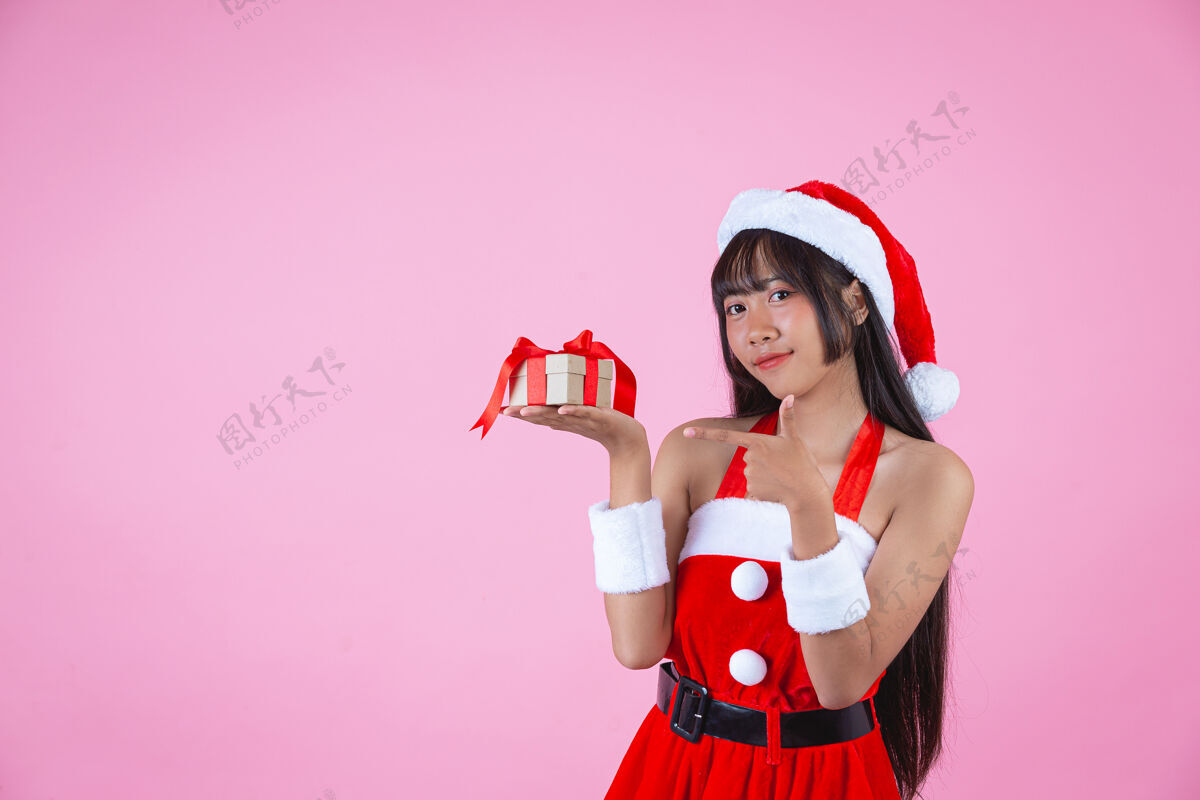 圣诞老人穿着圣诞服装拿着圣诞礼物的漂亮女孩圣诞节简介Cosplay