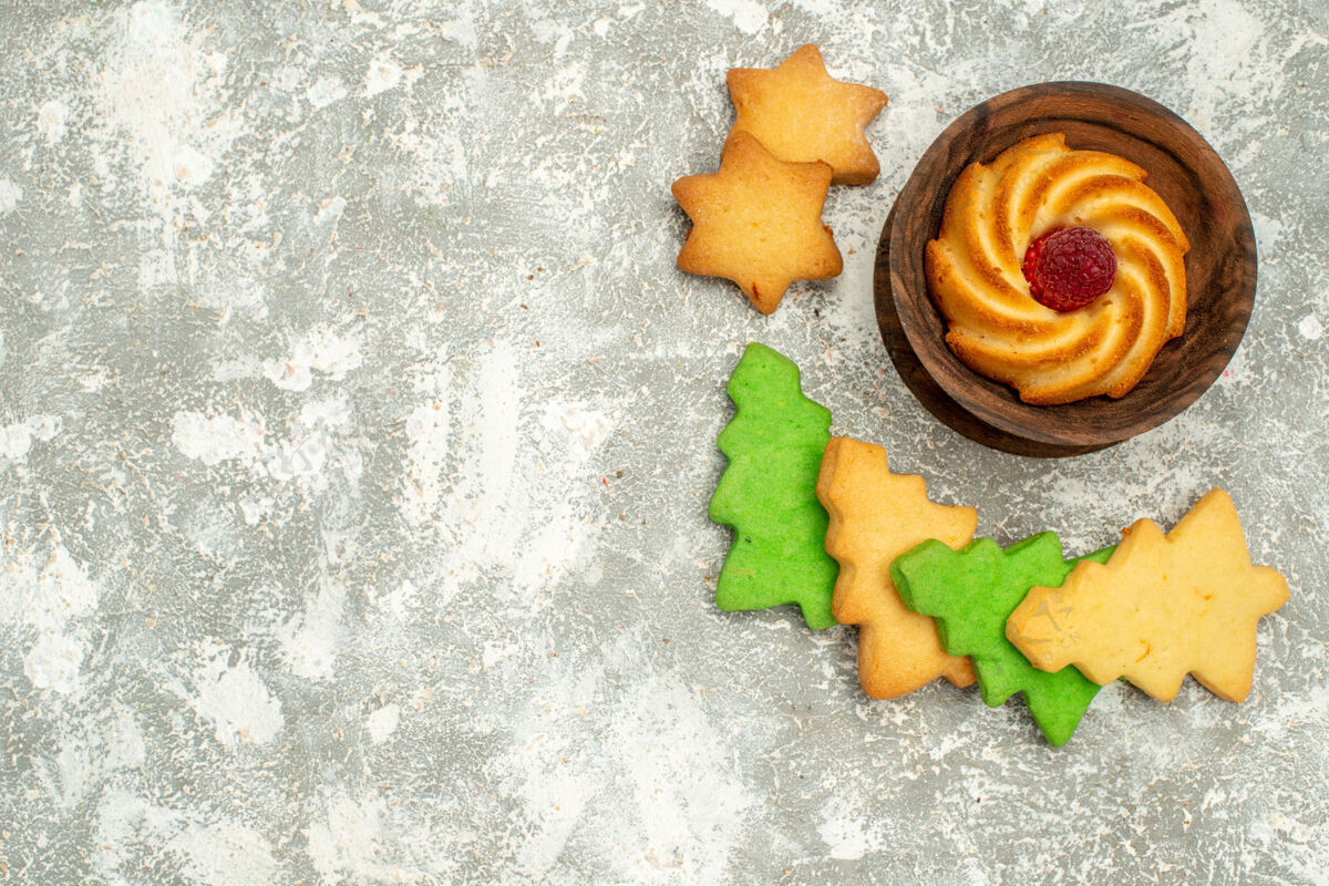 一餐顶视图圣诞树饼干饼干饼干在碗上的灰色桌子免费空间饼干胡萝卜健康