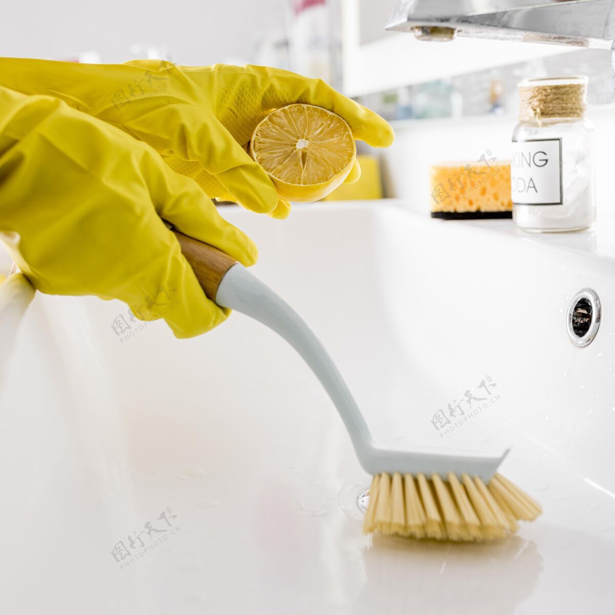 室内戴防护手套的人清洁家用生态清洁剂