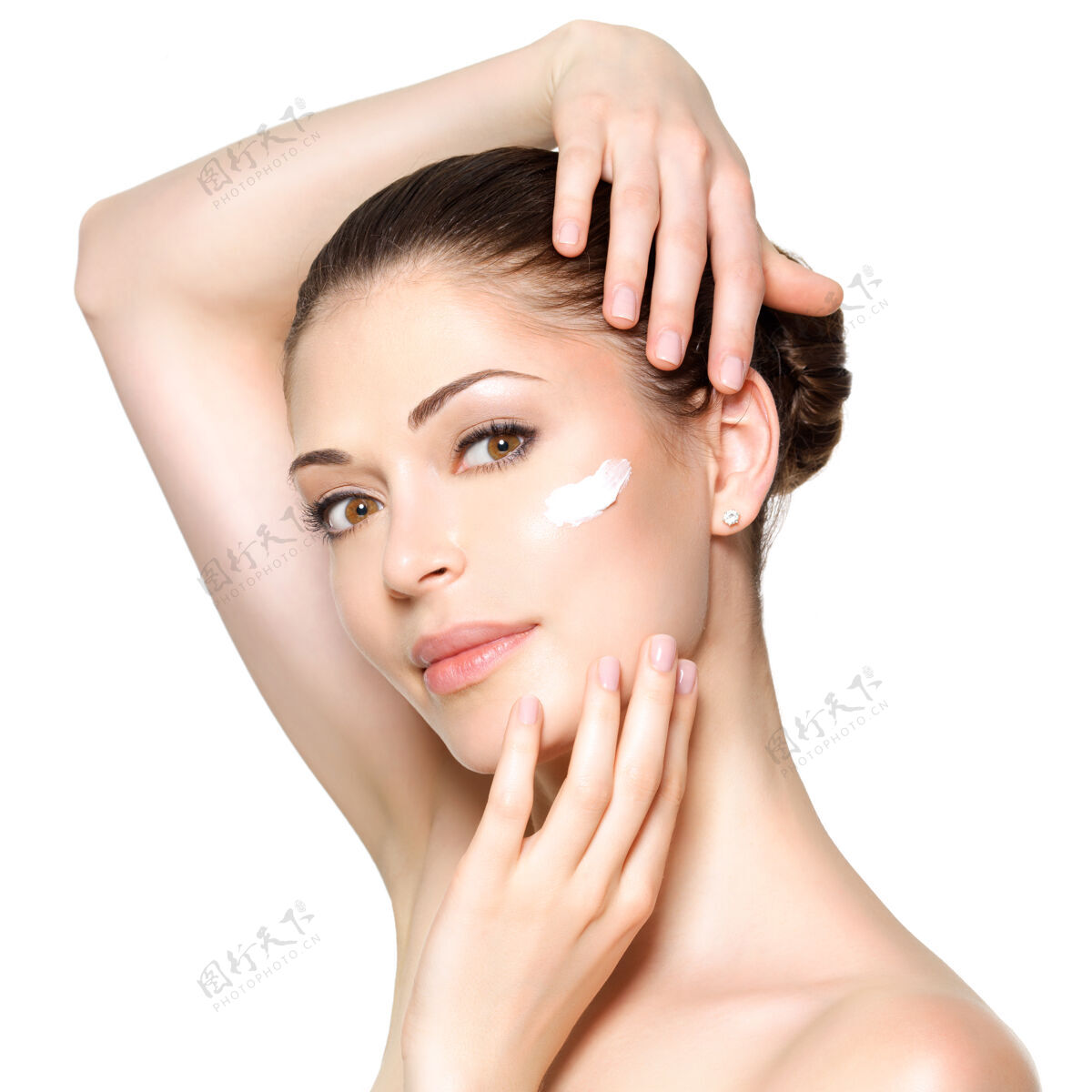 年轻年轻女子用化妆霜洁面清新护肤理念皮肤肖像看起来
