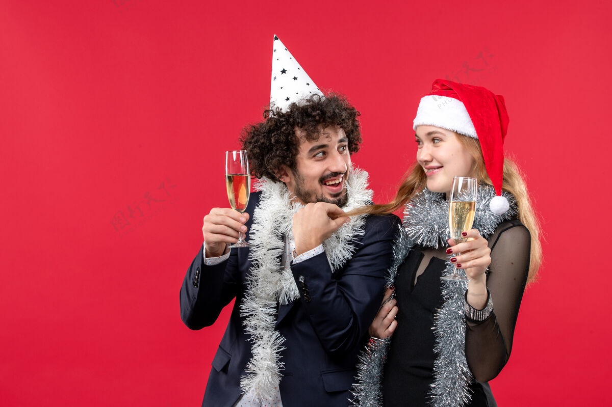风景前视图年轻夫妇庆祝新年红墙假日爱情圣诞晚会服装美丽成人