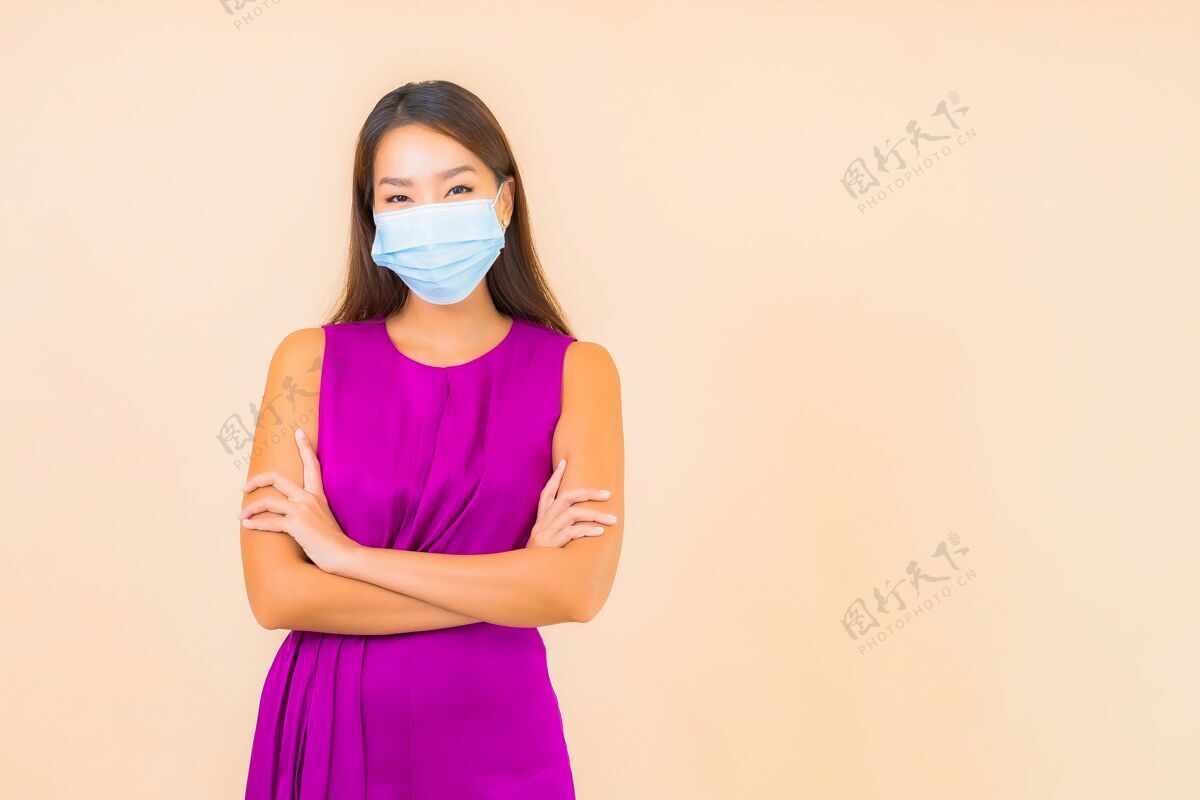 女人肖像美丽的亚洲年轻女子戴上口罩 以防在彩色背景上感染冠状病毒或冠状病毒防护2019ncov疾病