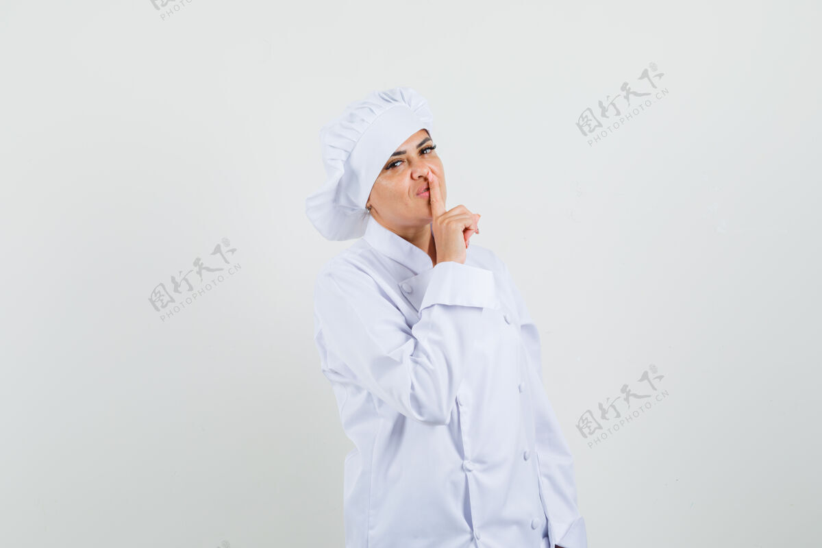 烹饪身着白色制服的女厨师表现出沉默的姿态 看上去很小心烹饪厨房工作