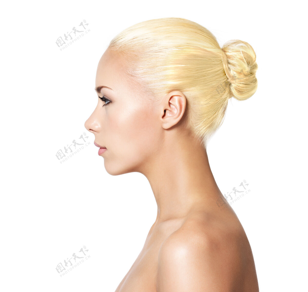 皮肤护理年轻金发女人的侧面肖像-孤立肖像皮肤侧面