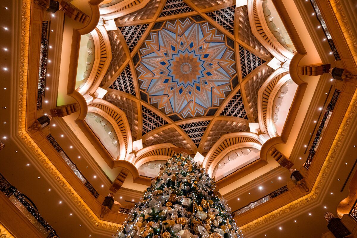 闪亮阿联酋阿布扎比酋长宫圣诞树的低角度拍摄冬季聚会酋长国
