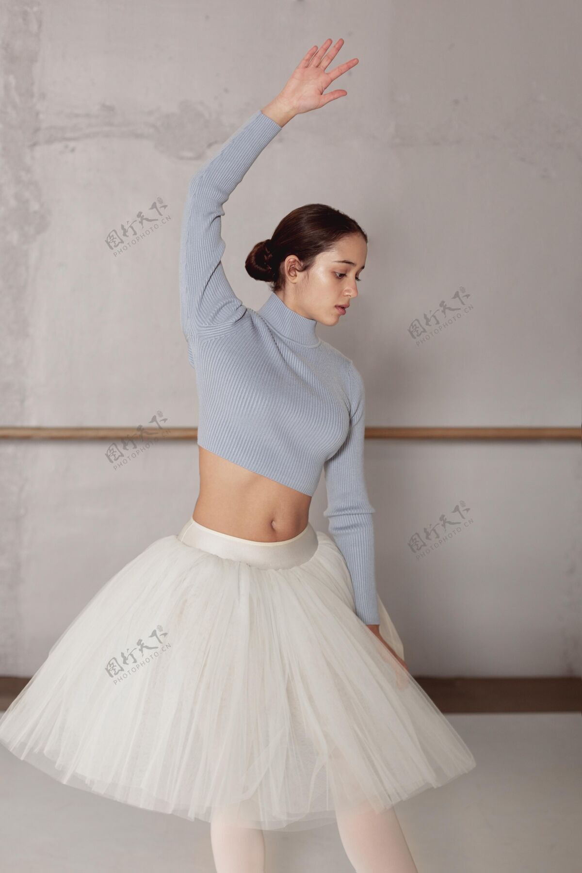 女芭蕾舞演员穿着芭蕾舞裙练习芭蕾的前视图芭蕾舞演员芭蕾专业