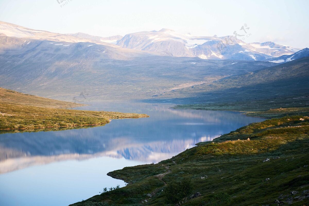 平静横拍宁静的湖光山色 绿水青山的美景乡村光倒影