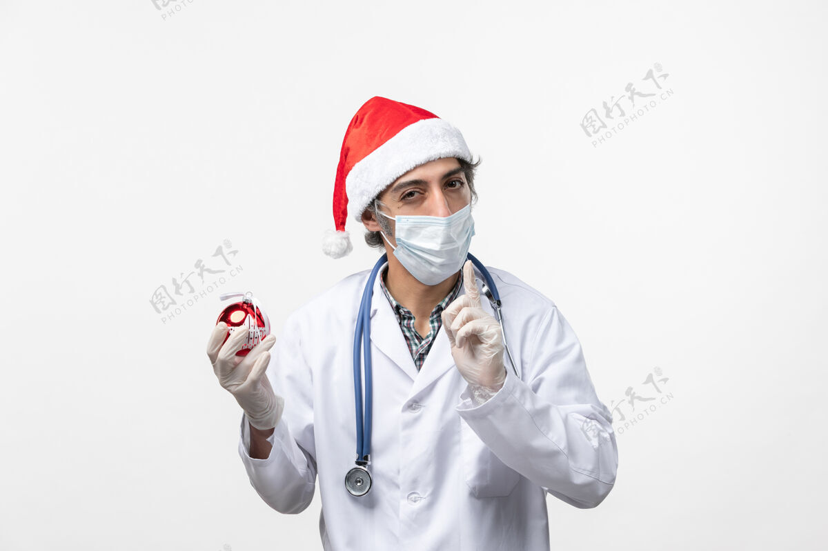 制服正面图男医生手持新年树玩具病毒健康帽护士病毒实验室外套
