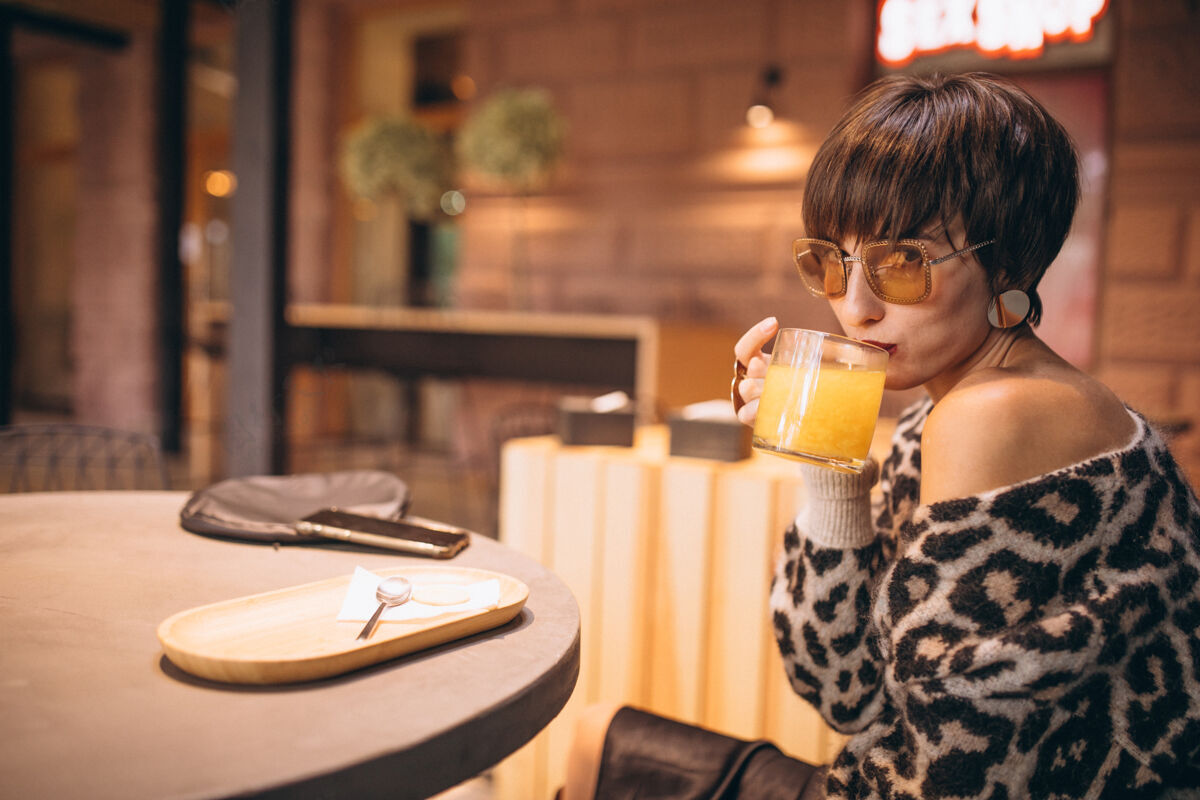 饮料在咖啡馆喝茶的年轻女子香气快乐女人