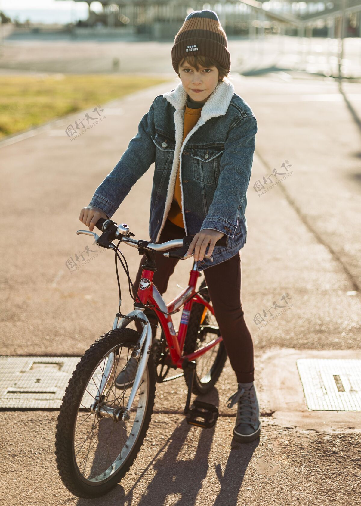 年轻骑自行车时摆姿势的男孩户外孩子户外