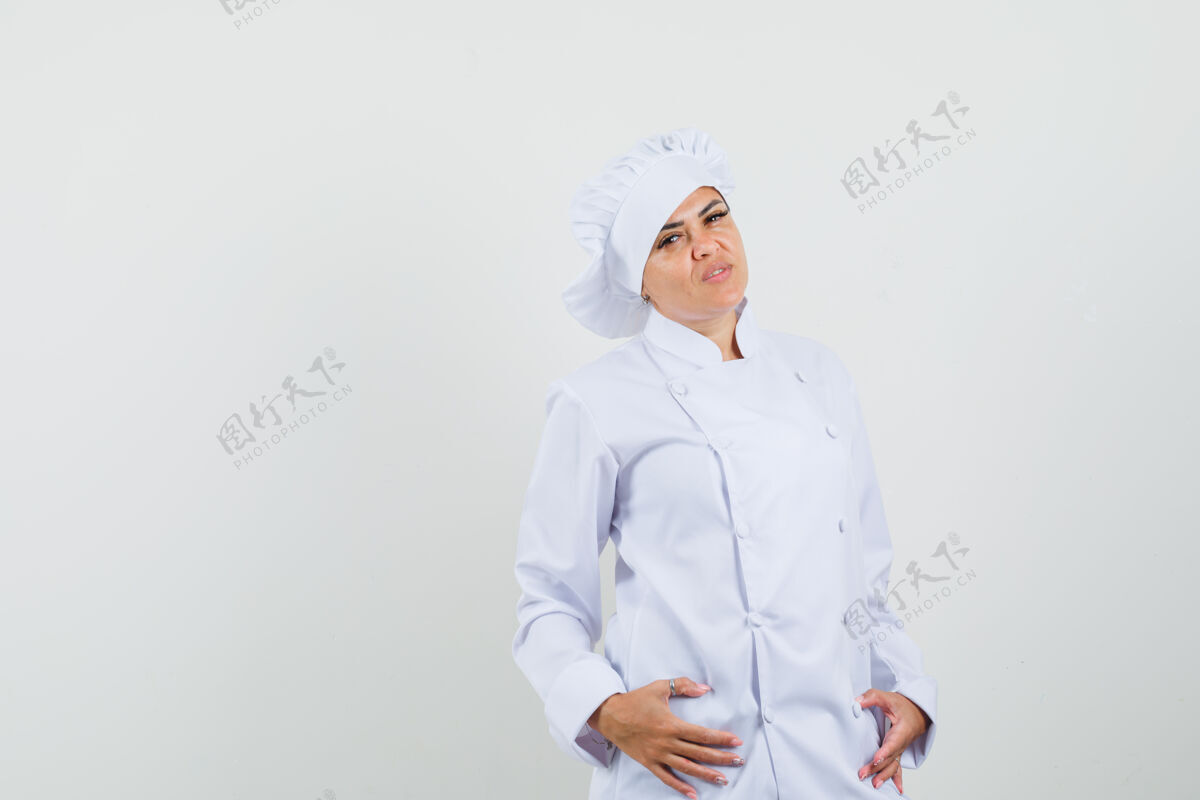 厨房穿着白色制服的女厨师站着摆姿势 看起来很自信菜肴准备工人