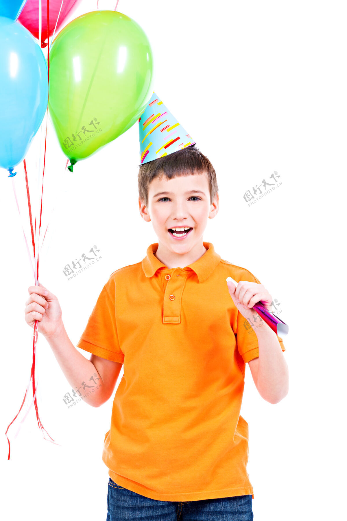 气球快乐微笑的男孩穿着橙色t恤 手里拿着五颜六色的气球-孤立在一个白色的休闲微笑游戏