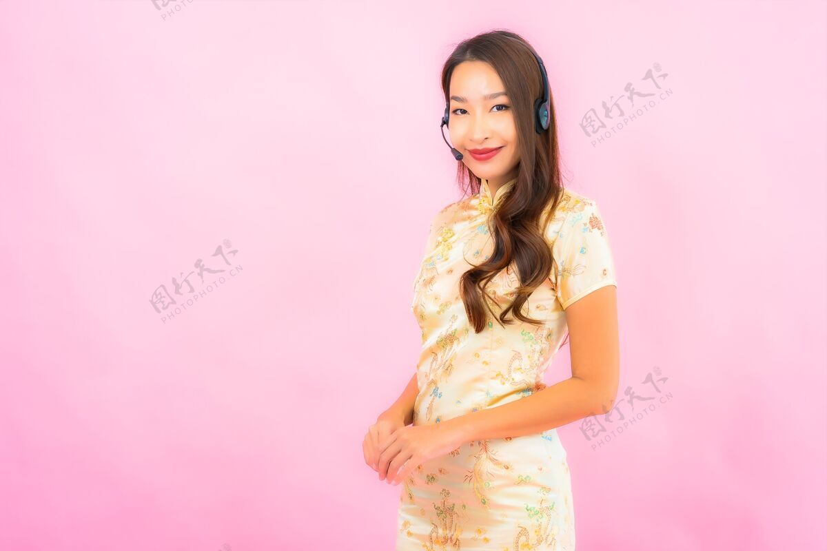 年轻人粉红色墙上的美丽亚洲年轻女性客户呼叫中心护理肖像客户咨询女孩