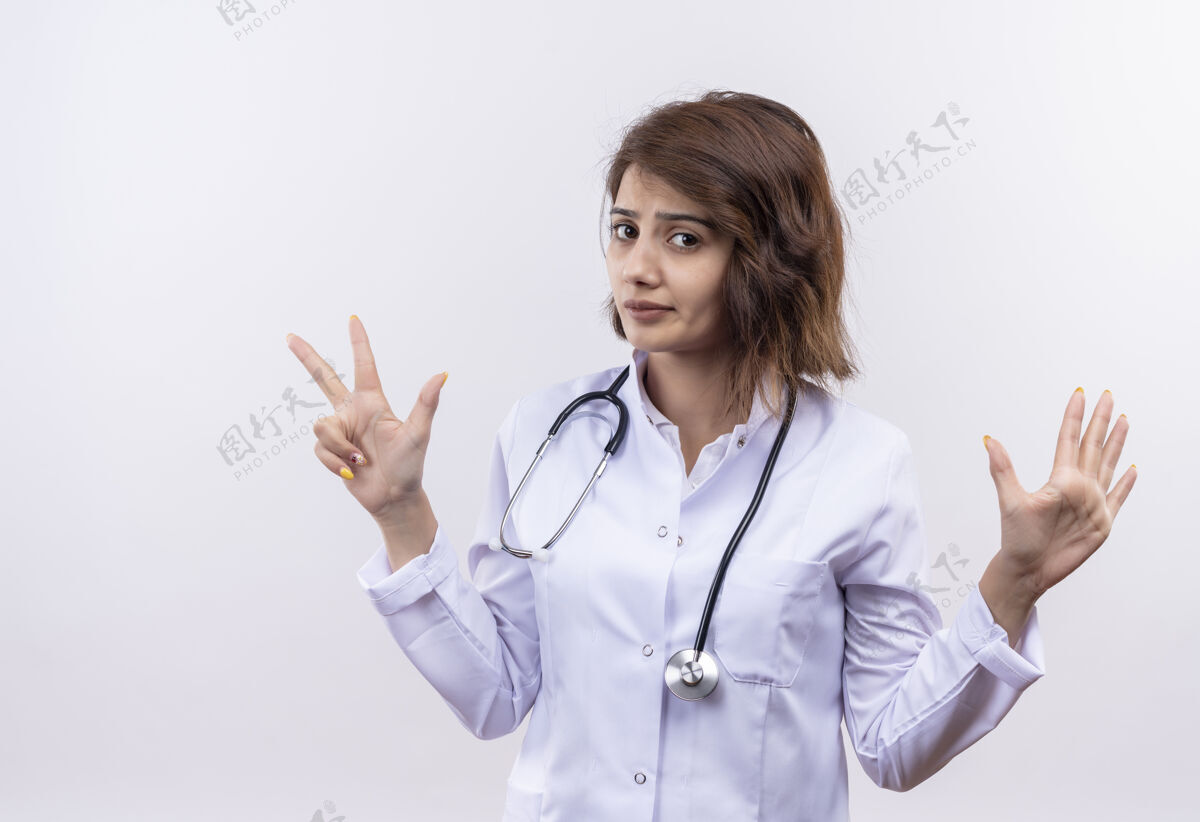 医生穿着白大褂的年轻女医生拿着听诊器看着摄像机 脸上露出怀疑的表情 用手指指着七号手指指点数字