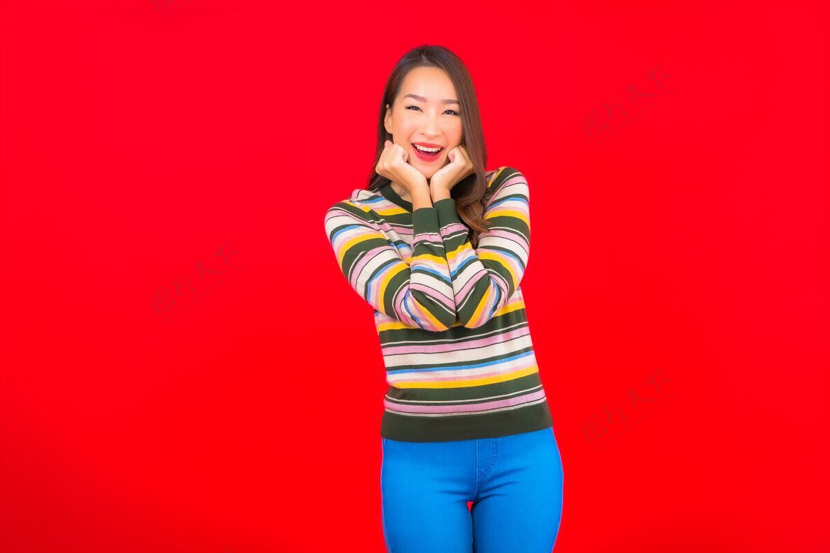 模特美丽的亚洲年轻女子在红色隔离墙上微笑微笑女士健康