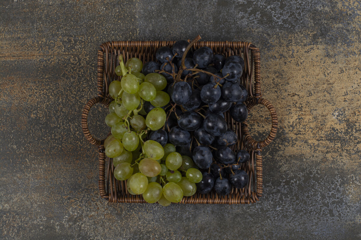 收获把新鲜的葡萄放在木篮里搅拌新鲜多汁美味