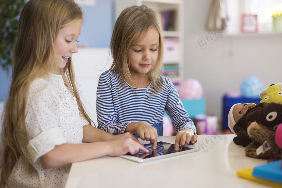 债券现在孩子们选择电子产品而不是玩具玩桌子家庭