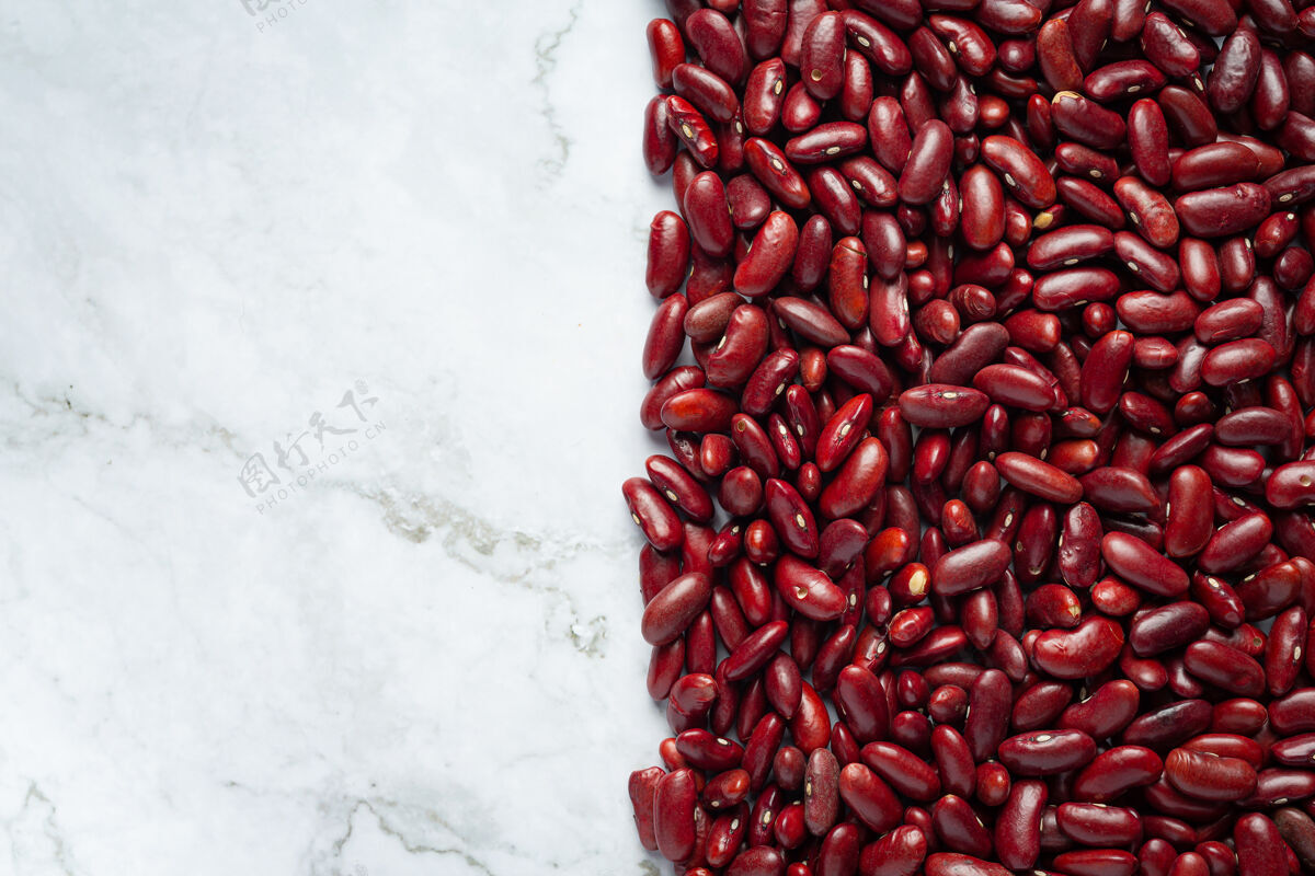 谷物红色芸豆放在白色大理石背景上素食必要种子