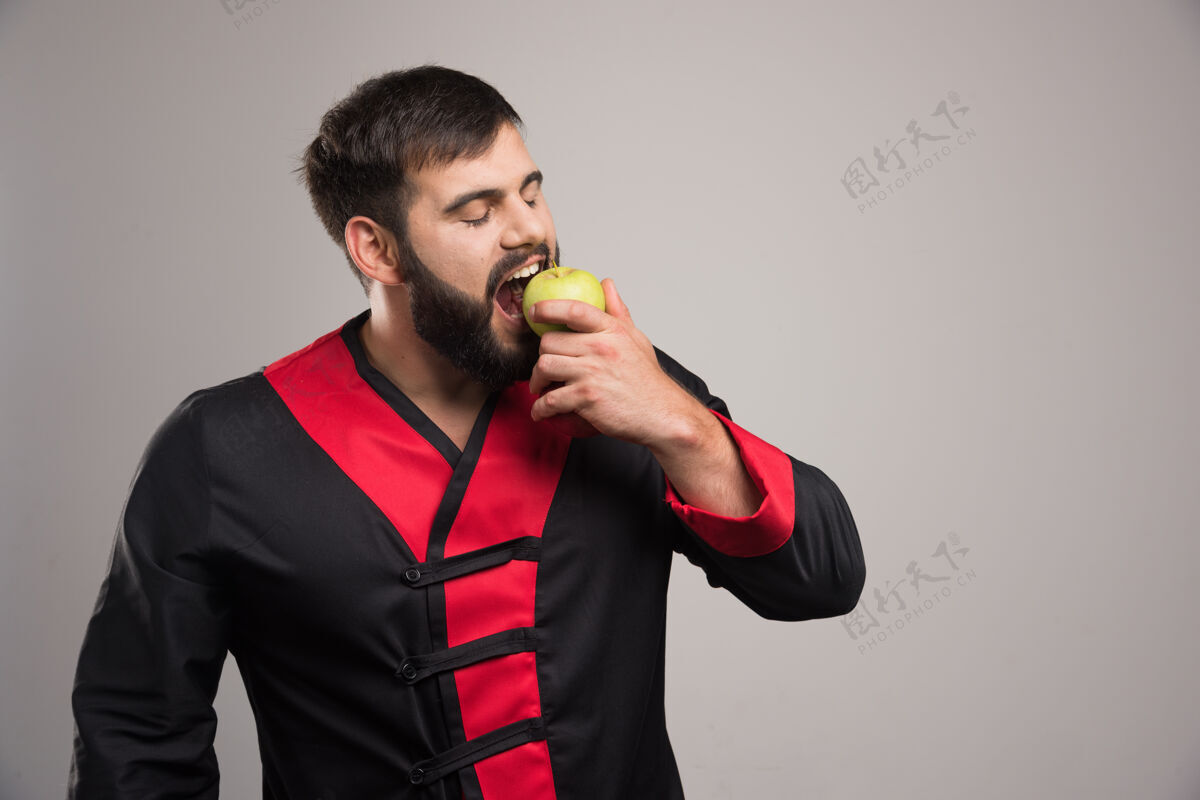 食物男人在吃一个新鲜的绿色苹果吃苹果表情