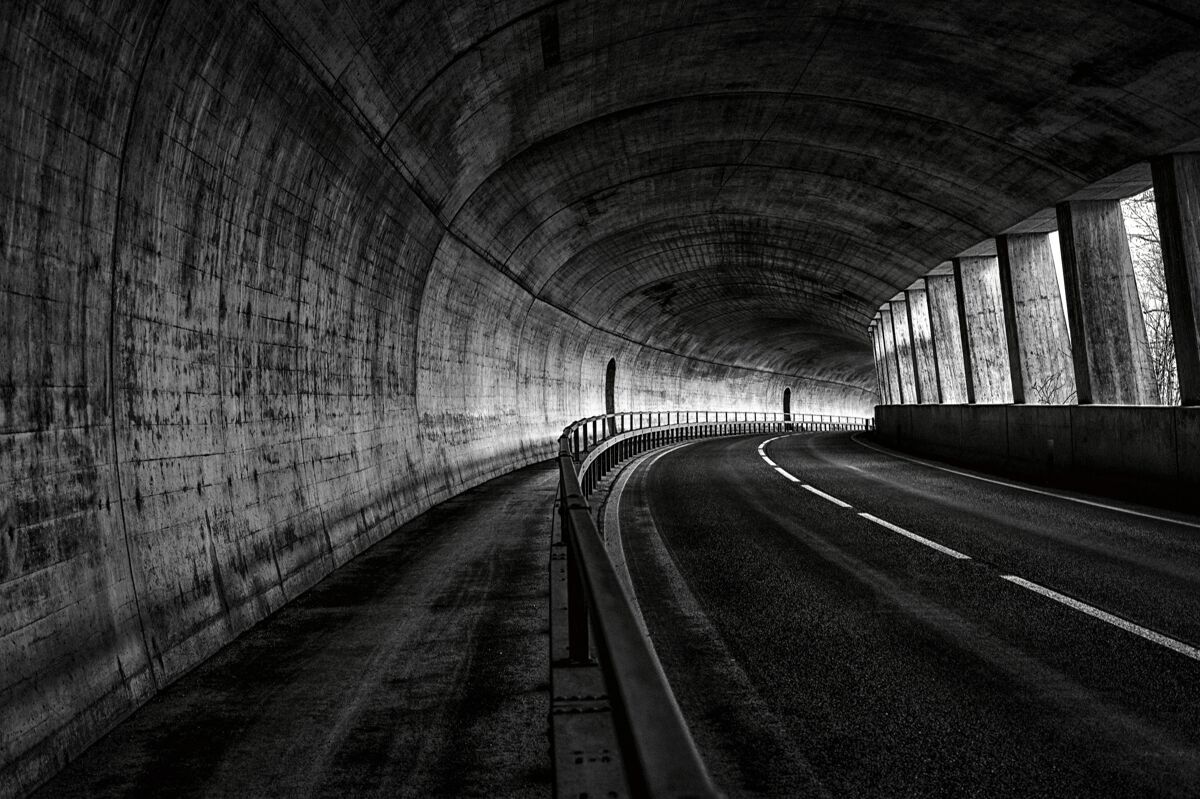 景观隧道内空旷道路的水平视图道路日丢失