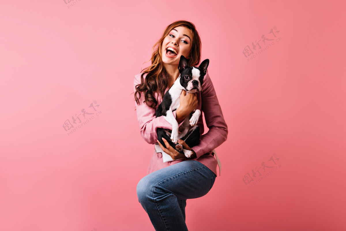 宠物幸福的红发女士手舞足蹈 抱着可爱的小狗浪漫的卷发女人在与法国斗牛犬的写真拍摄中表达积极情感的室内写真法国动物最好