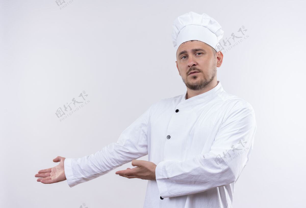 看年轻帅气的厨师身着厨师制服 双手指向侧面 在空白处显得孤立无援制服手指点