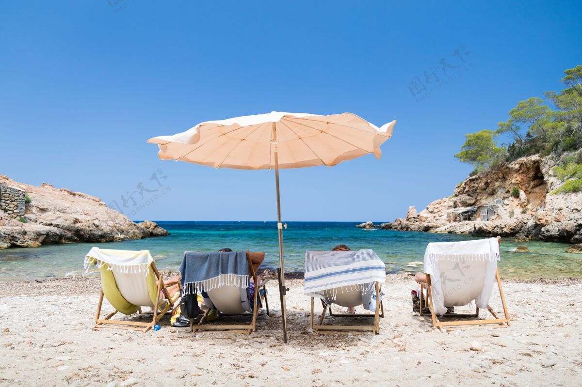 休闲四个人在沙滩上晒太阳的照片岛屿日光浴海洋